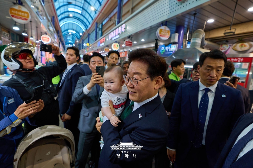 이재명 대통령이 5월 13일 울산 남목마성시장을 방문해 시민들과 기념 촬영하고 있다.