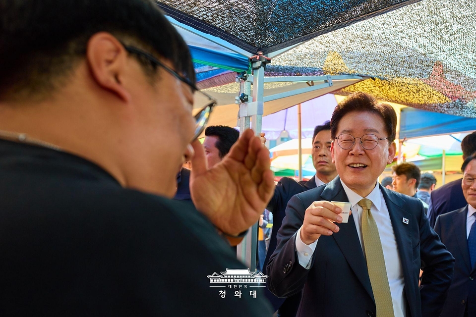 이재명 대통령이 5월 14일 성남 모란시장에서 음식을 시식하고 있다.