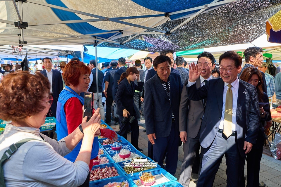 이재명 대통령이 5월 14일 성남 모란시장에서 상인들과 인사하고 있다.