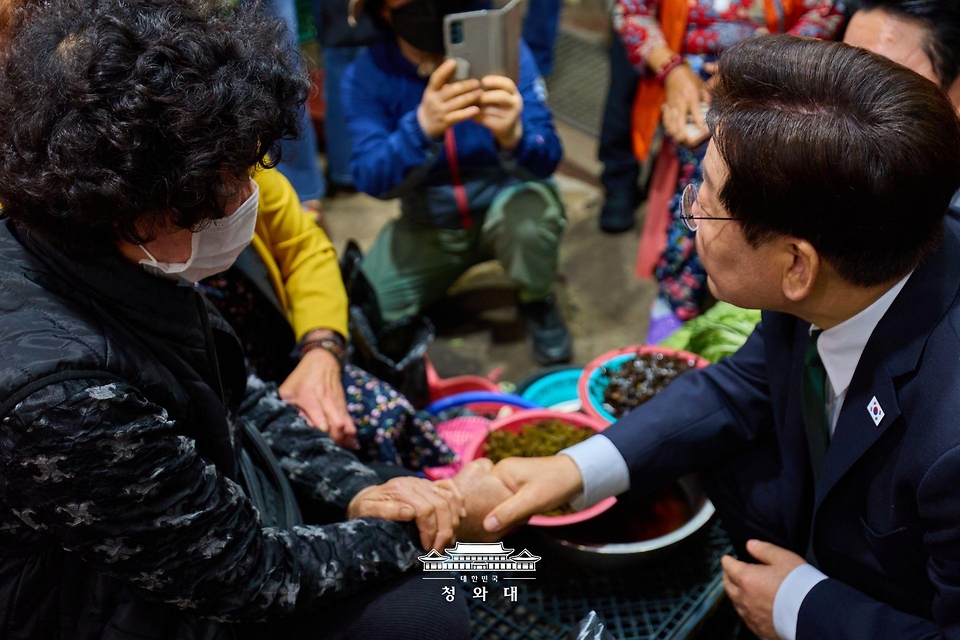 1이재명 대통령이 5월 13일 울산 남목마성시장을 방문해 상인들과 인사하고 있다.