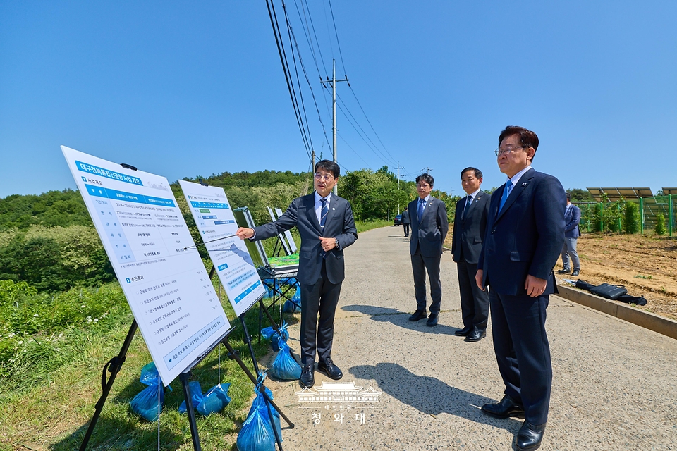이재명 대통령이 5월 15일 경북 의성군 대구경북통합신공항 건설 예정부지를 방문해 현장을 둘러보고 있다.