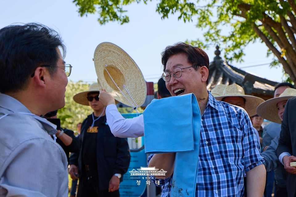 이재명 대통령이 5월 15일 대구 군위군 소보면에서 모내기 후 주민들과 대화하고 있다.
