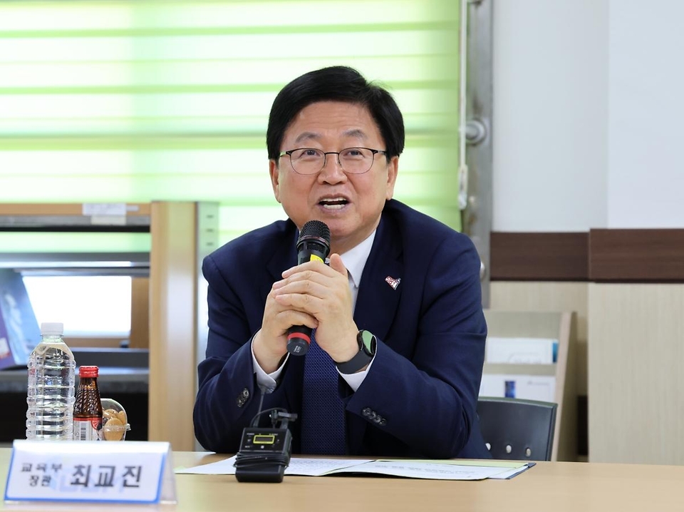 최교진 교육부 장관이 5월 18일 5·18 민주화운동 제46주년을 맞아 광주소프트웨어마이스터고등학교를 방문하고 있다.