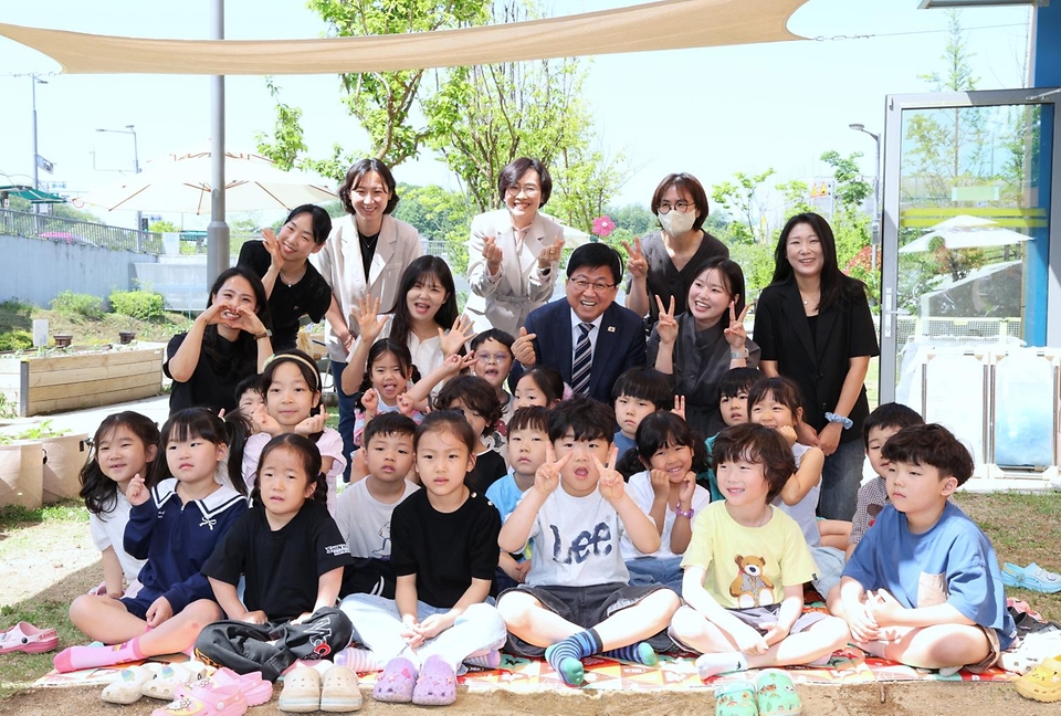 최교진 교육부 장관이 5월 15일 스승의 날을 맞아 세종 해밀유치원에 방문해, 학부모가 준비한 스승의 날 기념 활동을 함께 하고 있다.