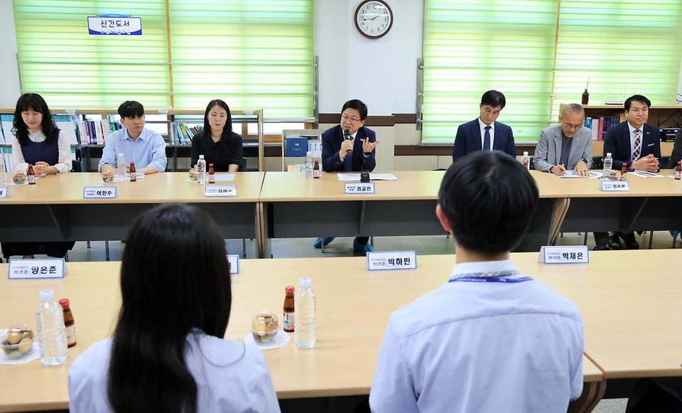 최교진 교육부 장관이 5월 18일 5·18 민주화운동 제46주년을 맞아 광주소프트웨어마이스터고등학교를 방문하고 있다.