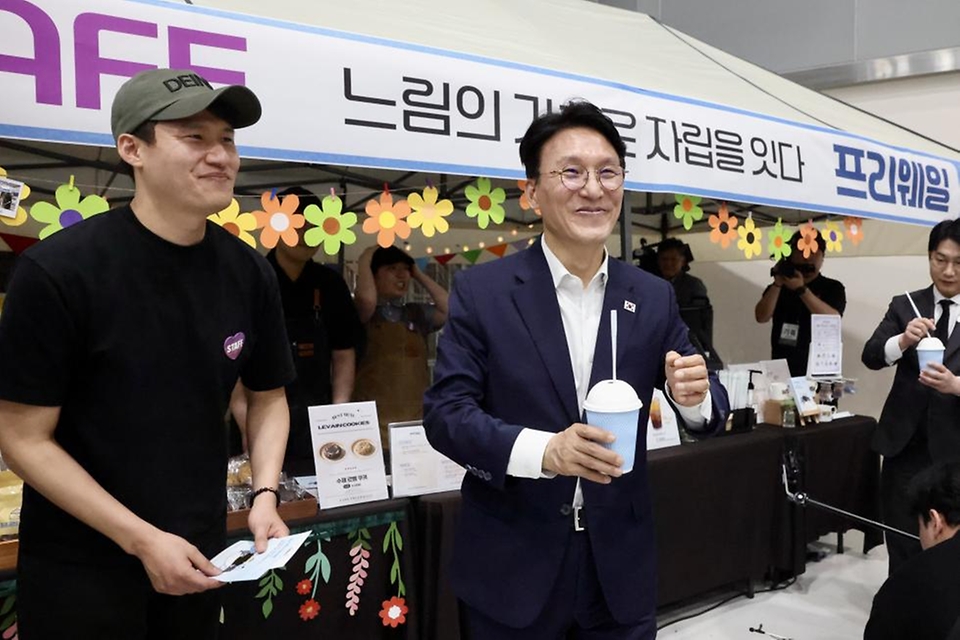 김민석 국무총리가 5월 17일 서초구 aT센터에서 열린 젊은 한국 청년취업·멘토링 콘서트 현장을 방문, 부스 관람 및 청년과의 대화에서 발언을 하고 있다.
