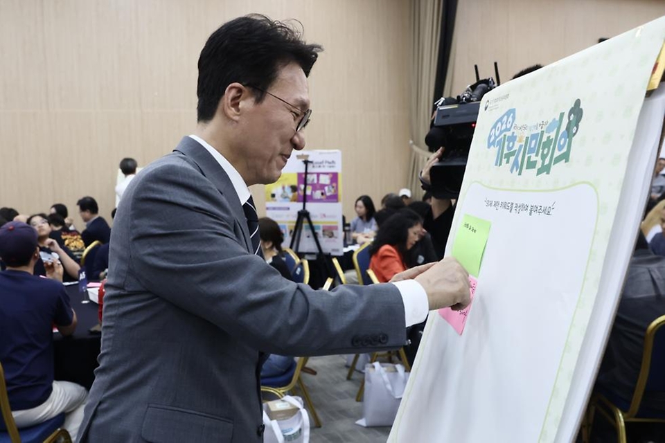 김민석 국무총리가 5월 16일 강남구 역삼동 한국과학기술회관에서 열린 기후시민회의 발대식에 참석, 개회사를 하고 있다.