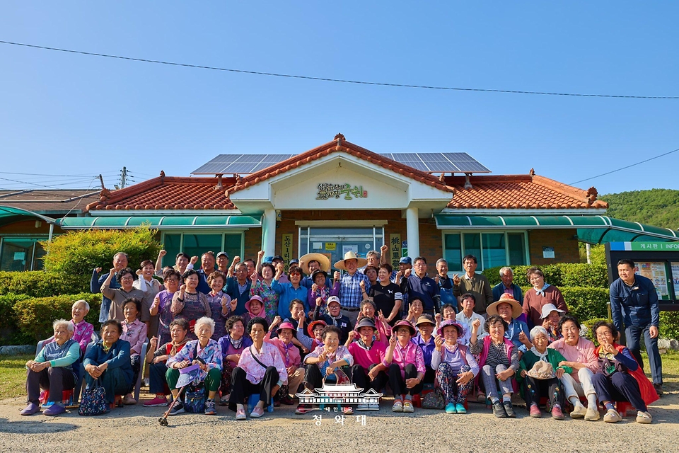 송미령 농림축산식품부 장관이 5월 15일 대구 군위군에서 대통령을 모시고 모내기 행사에 함께하고 있다.