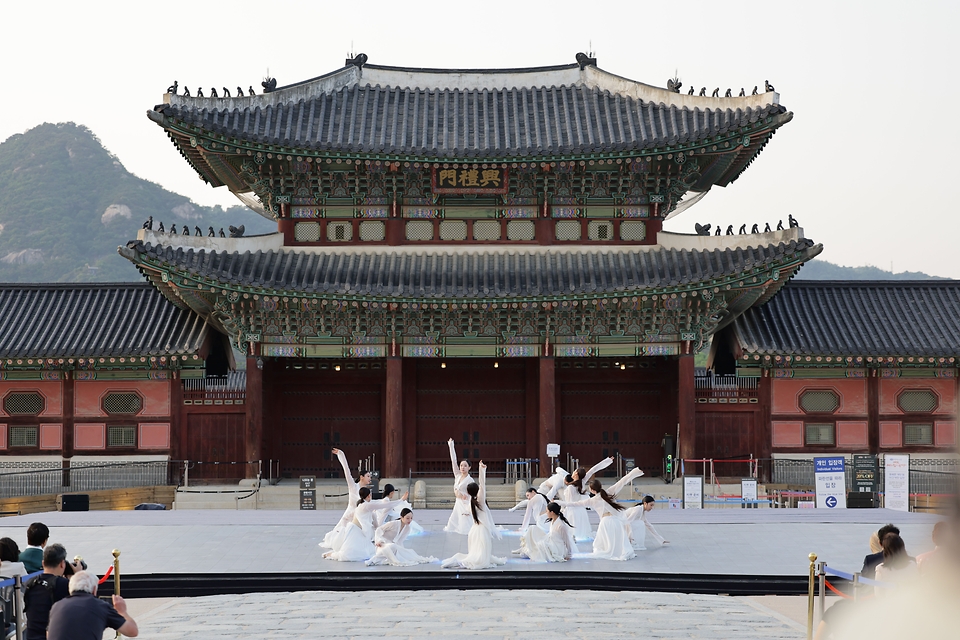 문화체육관광부는 5월 15일 서울 종로구 경복궁 흥례문 광장에서 ‘여민락, 세상과 함께 즐기다’는 주제로 ‘629돌 세종대왕 나신 날’ 기념행사를 개최했다.