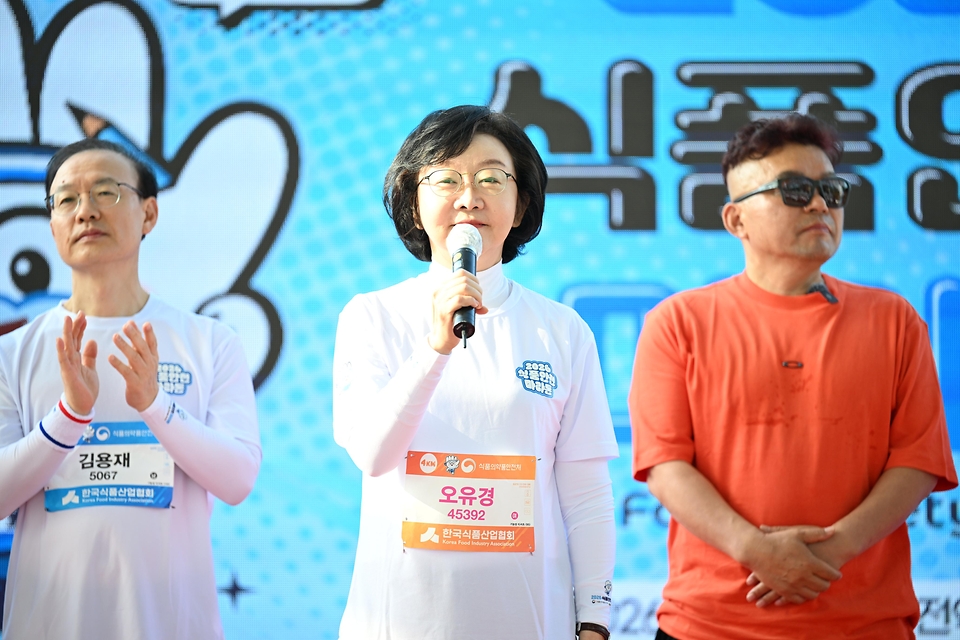 오유경 식품의약품안전처장이 5월 17일 대전 엑스포시민광장에서 열린 '2026 식품안전 마라톤 대회'에서 참석자들과 기념촬영을 하고 있다.