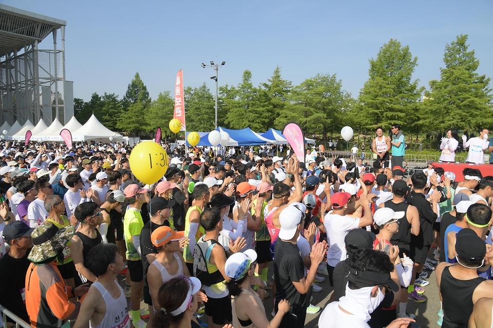 오유경 식품의약품안전처장이 5월 17일 대전 엑스포시민광장에서 열린 '2026 식품안전 마라톤 대회'에서 참석자들과 기념촬영을 하고 있다.