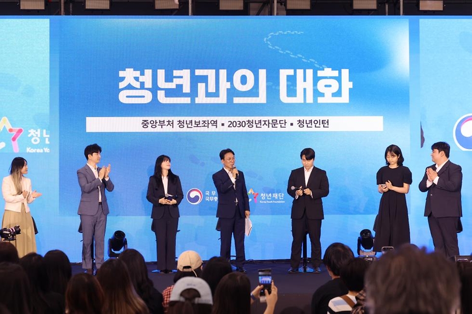 김민석 국무총리가 5월 17일 서초구 aT센터에서 열린 젊은 한국 청년취업·멘토링 콘서트 현장을 방문, 부스 관람 및 청년과의 대화에서 발언을 하고 있다.