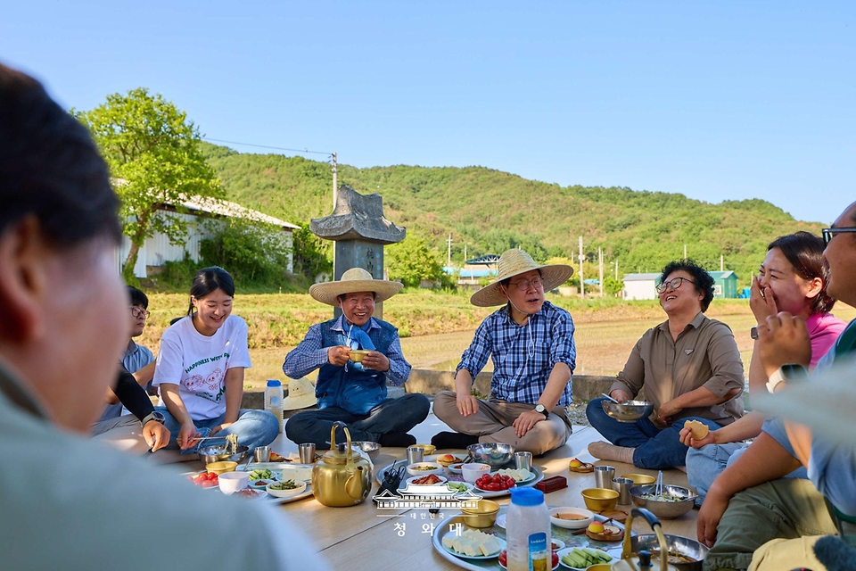송미령 농림축산식품부 장관이 5월 15일 대구 군위군에서 대통령을 모시고 모내기 행사에 함께하고 있다.