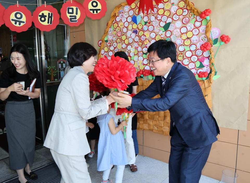 최교진 교육부 장관이 5월 15일 스승의 날을 맞아 세종 해밀유치원에 방문해, 학부모가 준비한 스승의 날 기념 활동을 함께 하고 있다.