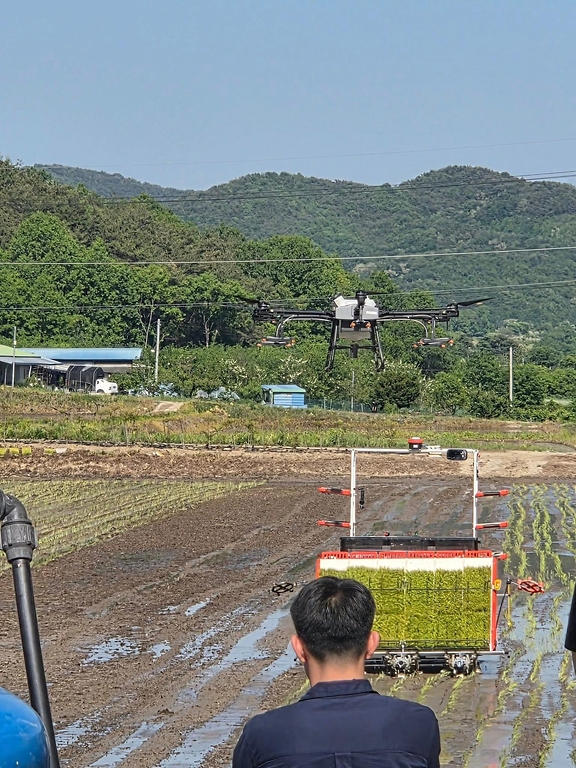 송미령 농림축산식품부 장관이 5월 15일 대구 군위군에서 대통령을 모시고 모내기 행사에 함께하고 있다.