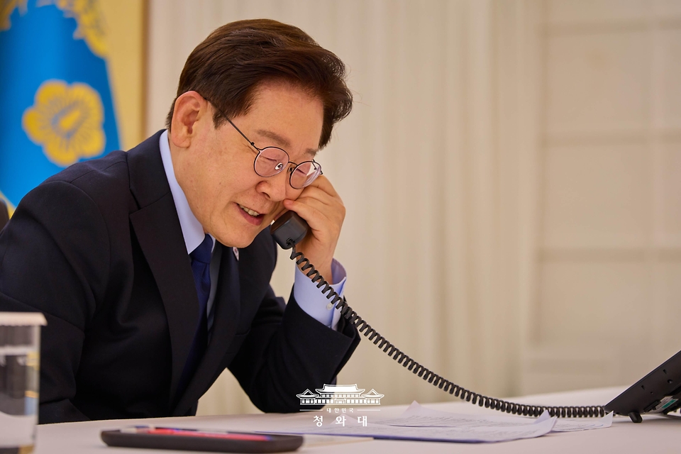 이재명 대통령이 5월 17일 청와대에서 도널드 트럼프 미국 대통령과 통화하고 있다.