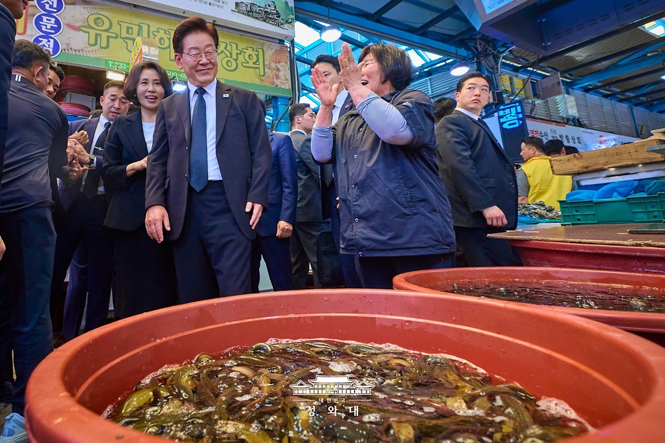 이재명 대통령과 김혜경 여사가 5월 18일 광주 동구 남광주시장을 방문해 상인들과 인사하고 있다.