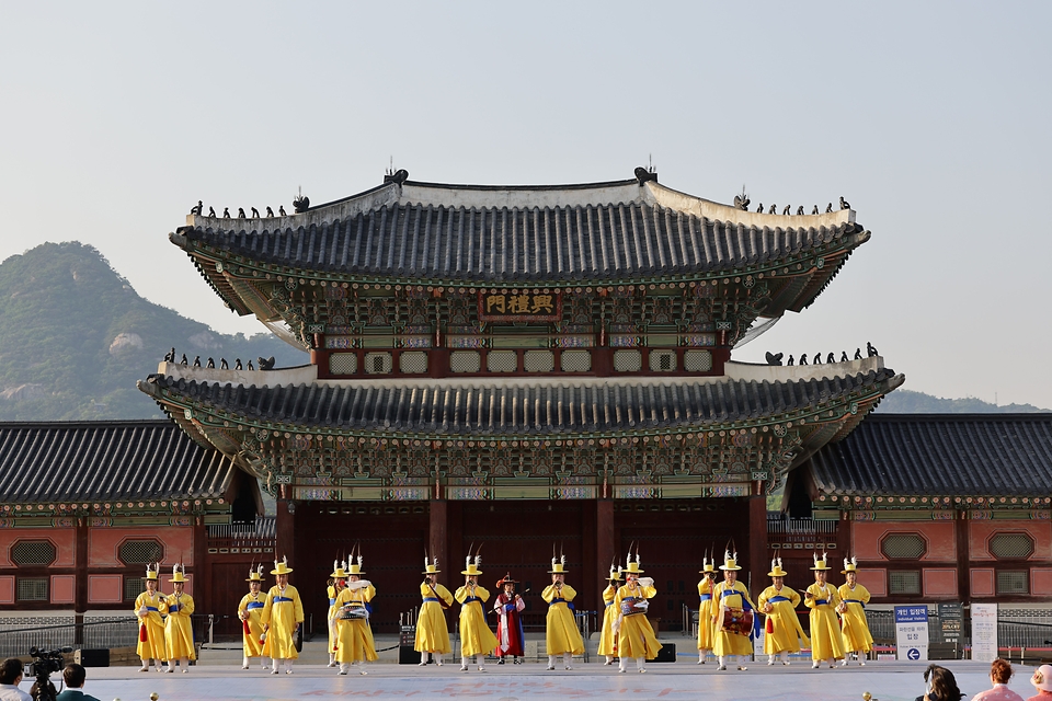 문화체육관광부는 5월 15일 서울 종로구 경복궁 흥례문 광장에서 ‘여민락, 세상과 함께 즐기다’는 주제로 ‘629돌 세종대왕 나신 날’ 기념행사를 개최했다.