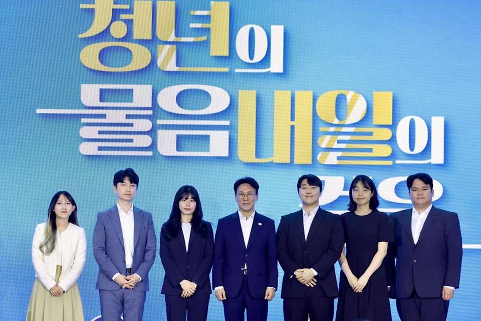 김민석 국무총리가 5월 17일 서초구 aT센터에서 열린 젊은 한국 청년취업·멘토링 콘서트 현장을 방문, 부스 관람 및 청년과의 대화에서 발언을 하고 있다.