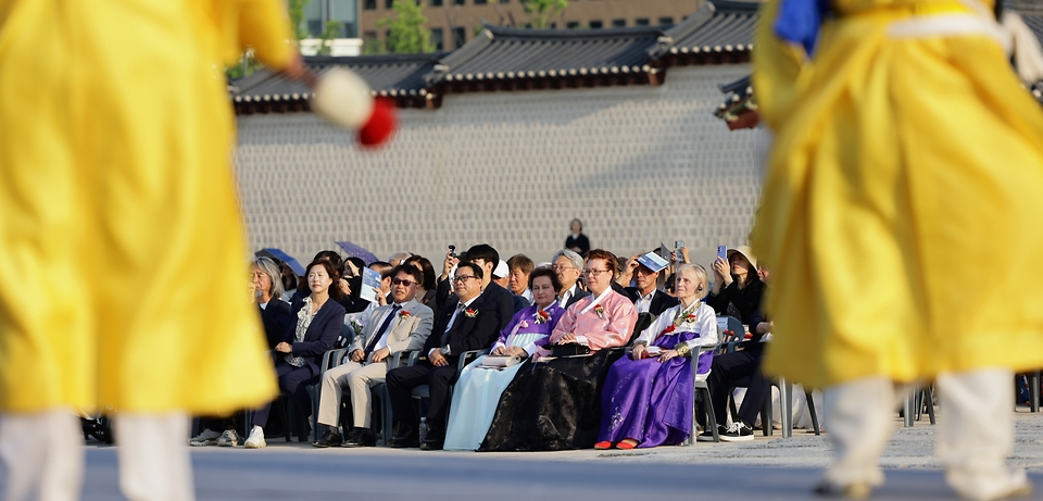 문화체육관광부는 5월 15일 서울 종로구 경복궁 흥례문 광장에서 ‘여민락, 세상과 함께 즐기다’는 주제로 ‘629돌 세종대왕 나신 날’ 기념행사를 개최했다.