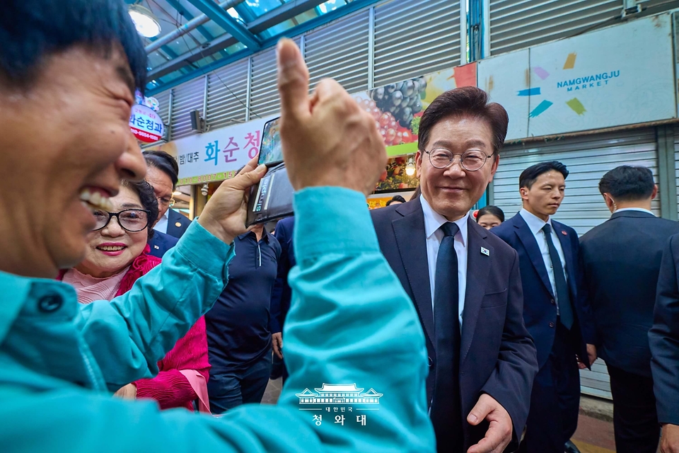 이재명 대통령과 김혜경 여사가 5월 18일 광주 동구 남광주시장을 방문해 상인들과 인사하고 있다.