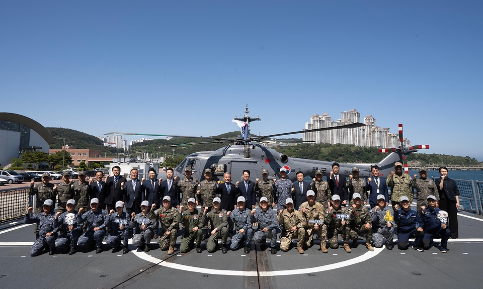 황종우 해양수산부 장관이 5월 15일 부산광역시에 위치한 해군 작전사령부를 방문, 우리 선박과 국민 보호 임무 수행을 위해 아덴만·소말리아 해역으로 출정하는 청해부대 48진 왕건함 부대원들을 격려하고 있다.