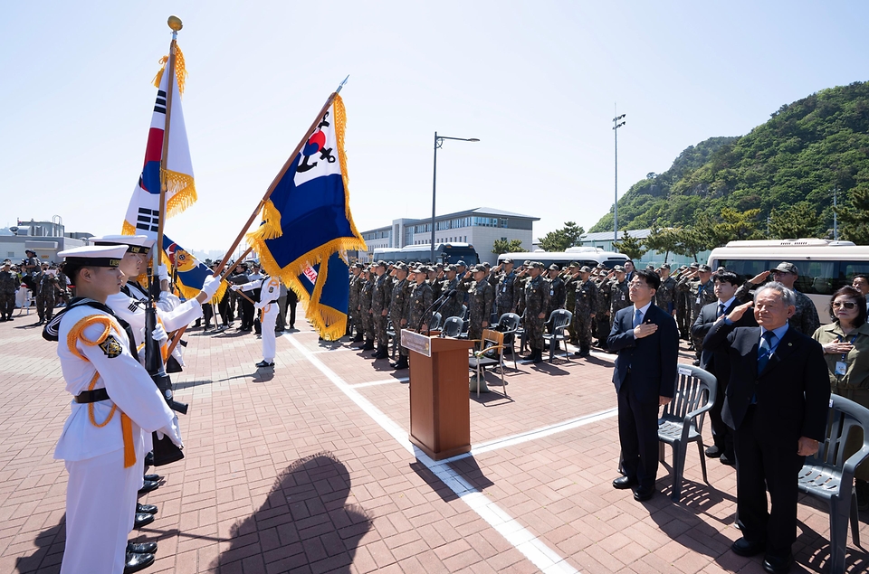 황종우 해양수산부 장관이 5월 15일 부산광역시에 위치한 해군 작전사령부를 방문, 우리 선박과 국민 보호 임무 수행을 위해 아덴만·소말리아 해역으로 출정하는 청해부대 48진 왕건함 부대원들을 격려하고 있다.