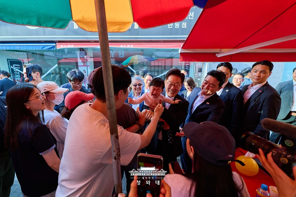 이재명 대통령이 5월 18일 경북 안동구시장을 찾아 시민들과 대화하고 있다.