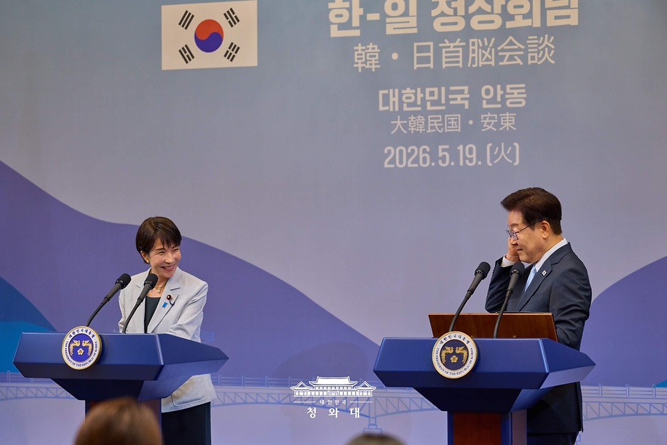 이재명 대통령과 다카이치 사나에 일본 총리가 5월 19일 경북 안동 한 호텔에서 공동언론발표를 하고 있다.