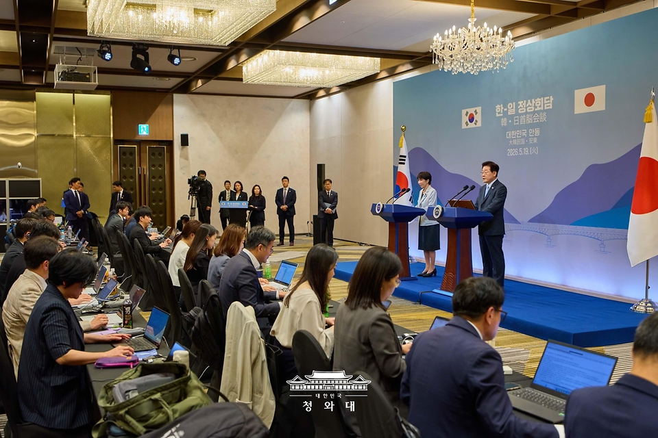 이재명 대통령과 다카이치 사나에 일본 총리가 5월 19일 경북 안동 한 호텔에서 공동언론발표를 하고 있다.