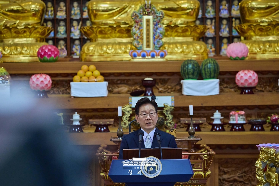 이재명 대통령이 5월 24일 경기 양주시 한 사찰에서 열린 불기 2570년 부처님오신날 봉축법요식에서 축사하고 있다.