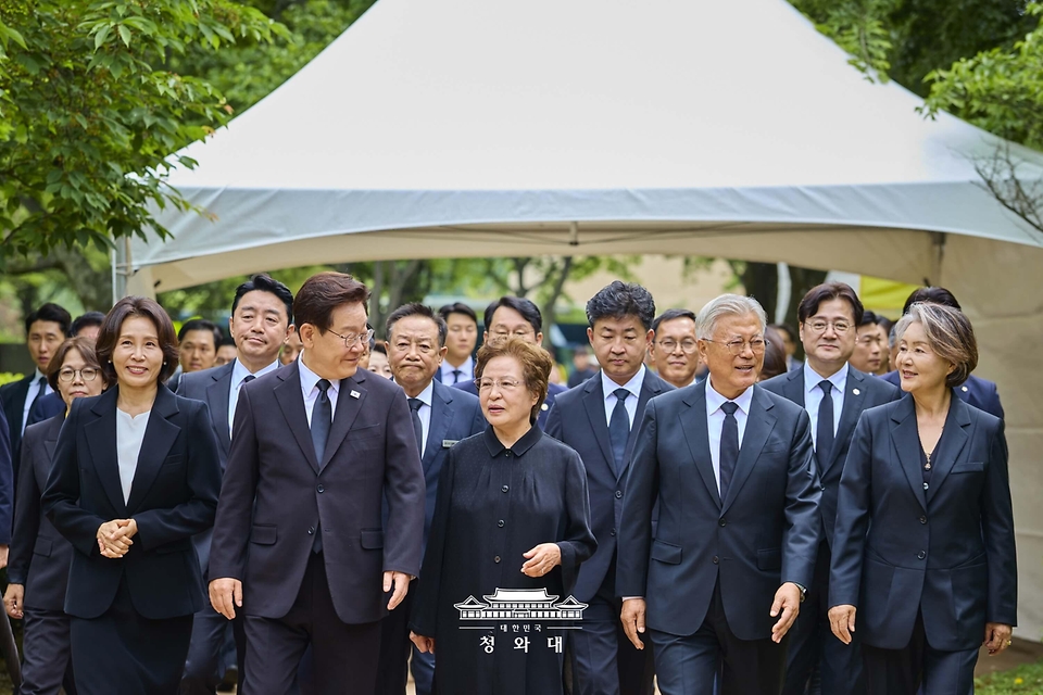 이재명 대통령 부부, 권양숙 여사, 문재인 전 대통령이 5월 23일 경남 김해 봉하마을에서 열린 고 노무현 전 대통령 서거 17주기 추도식에 입장하고 있다.