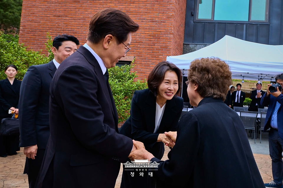 이재명 대통령과 김혜경 여사가 5월 23일 경남 김해시 봉하마을에서 열린 노무현 전 대통령 서거 17주기 추도식에서 권양숙 여사와 인사하고 있다.
