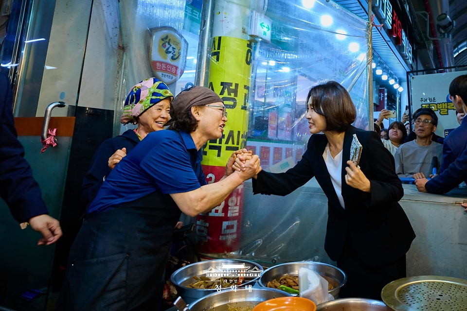 김혜경 여사가 5월 23일 경남 김해 외동전통시장을 방문해 상인과 인사하고 있다.