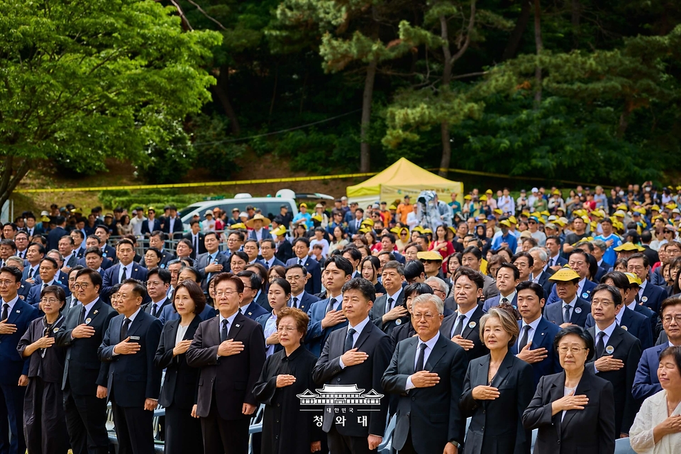 이재명 대통령 부부, 권양숙 여사, 문재인 전 대통령 부부를 비롯한 참석자들이 5월 23일 경남 김해 봉하마을에서 열린 고 노무현 전 대통령 서거 17주기 추도식에서 국민의례를 하고 있다.