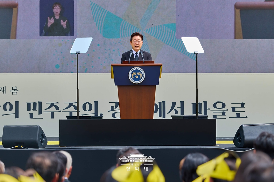 이재명 대통령이 5월 23일 경남 김해 봉하마을에서 열린 고 노무현 전 대통령 서거 17주기 추도식에서 추도사를 하고 있다.