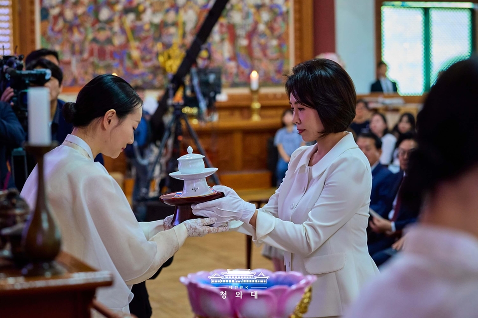 김혜경 여사가 5월 24일 경기 양주시 한 사찰에서 열린 불기 2570년 부처님오신날 봉축법요식에서 관불의식을 하고 있다.