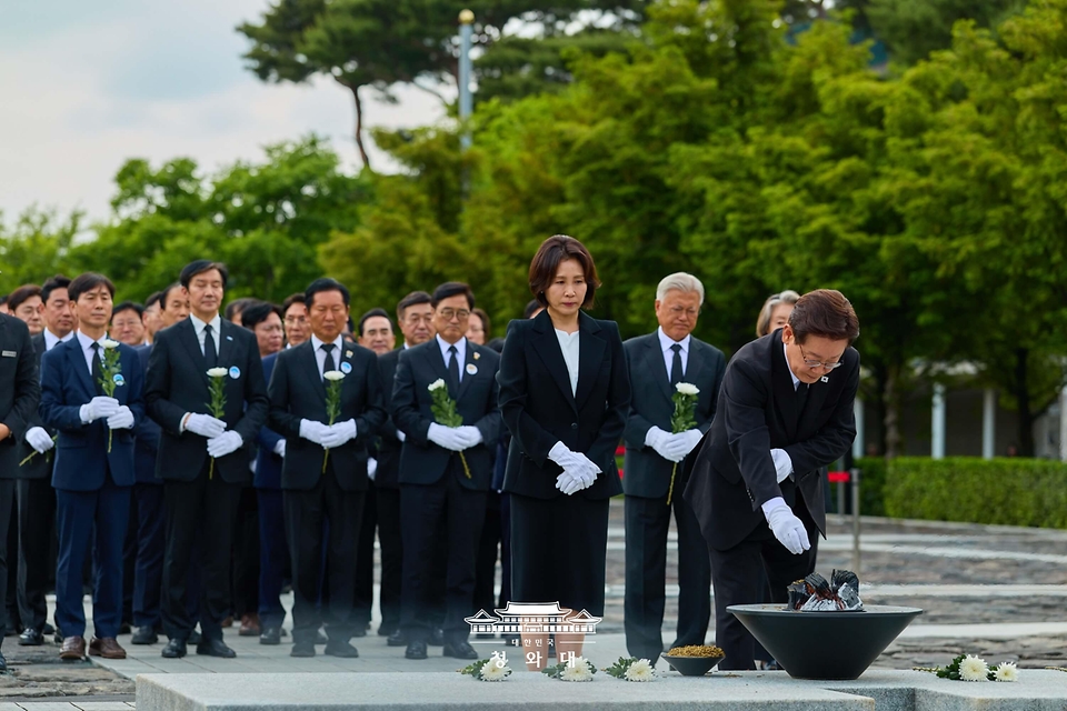 이재명 대통령이 5월 23일 경남 김해 봉하마을에서 열린 고 노무현 전 대통령 서거 17주기 추도식에서 분향하고 있다.