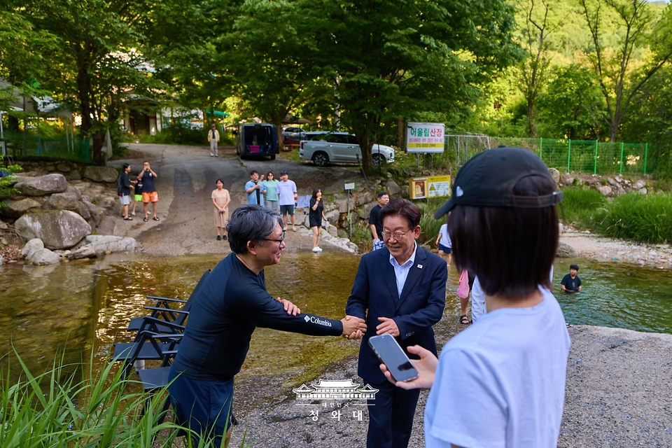 이재명 대통령이 5월 24일 경기 포천시 백운계곡을 방문해 하천·계곡 이용 실태와 안전관리 상황을 점검하고 시민들과 인사하고 있다.