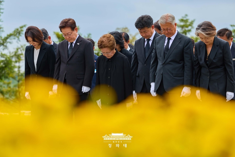 이재명 대통령과 김혜경 여사가 5월 23일 경남 김해시 봉하마을에서 열린 노무현 전 대통령 서거 17주기 추도식에서 참석자들과 묵념을 하고 있다.