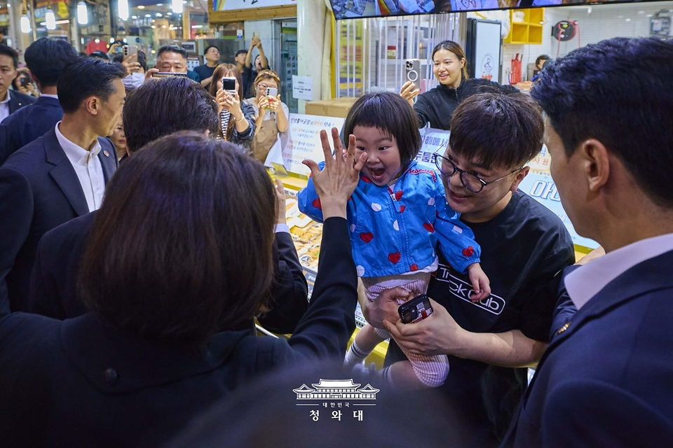 김혜경 여사가 5월 23일 경남 김해 외동전통시장을 방문해 한 어린이와 인사하고 있다.