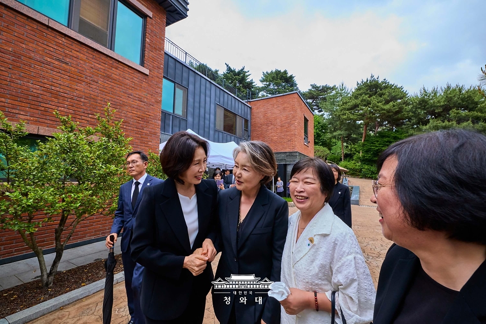 김혜경 여사, 문재인 전 대통령 부인 김정숙 여사, 고 이해찬 전 총리 부인 김정옥 여사가 5월 23일 경남 김해 봉하마을 고 노무현 전 대통령 사저에서 대화하고 있다.