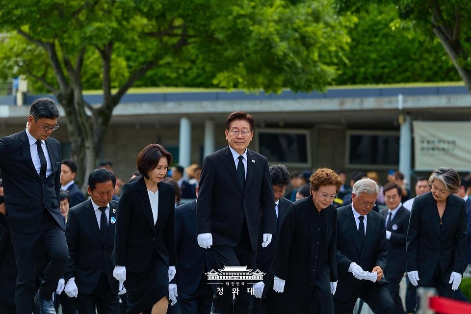 이재명 대통령과 김혜경 여사, 노무현 전 대통령 부인 권양숙 여사가 5월 23일 경남 김해 봉하마을에서 열린 고 노무현 전 대통령 서거 17주기 추도식에 입장하고 있다.