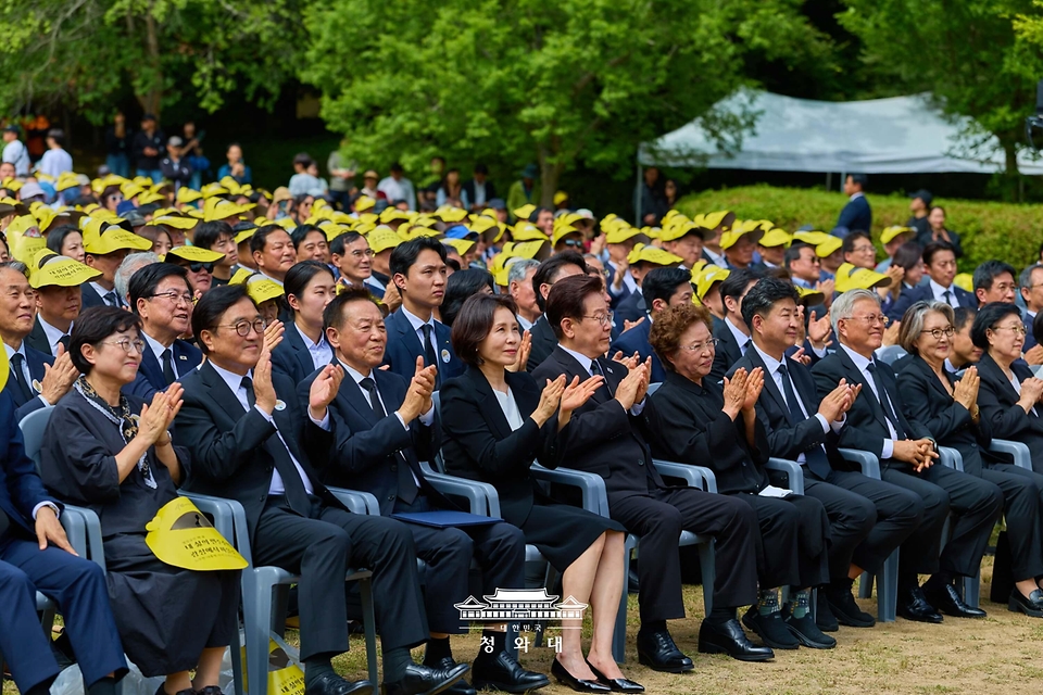 이재명 대통령과 김혜경 여사가 5월 23일 경남 김해 봉하마을에서 열린 고 노무현 전 대통령 서거 17주기 추도식에 참석해 박수를 치고 있다.