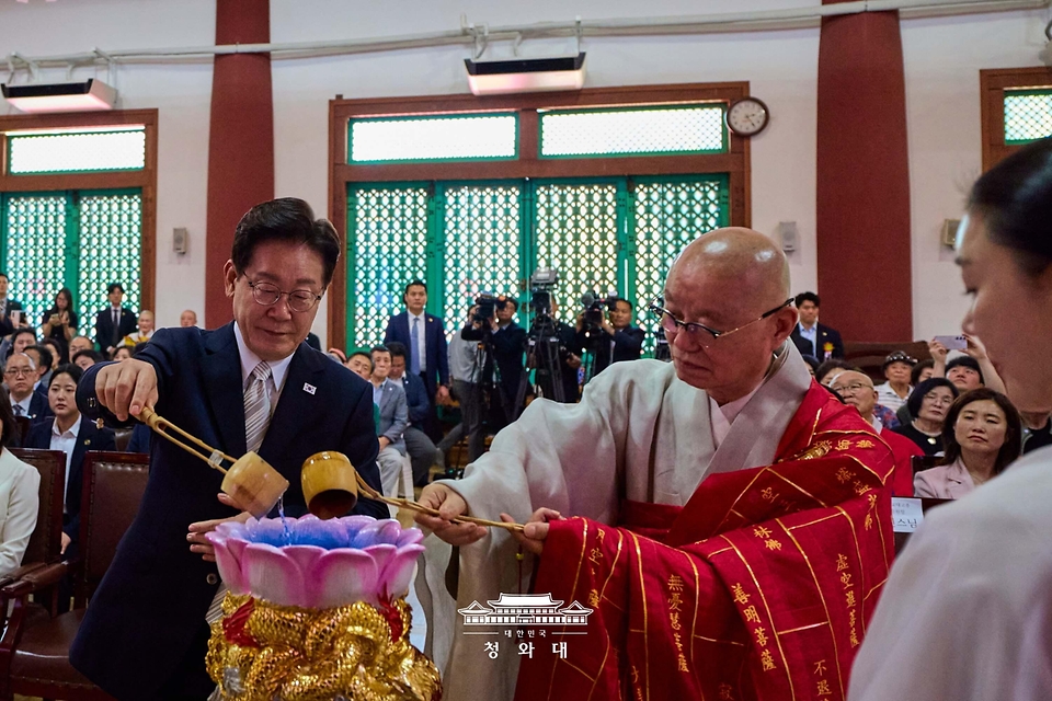 이재명 대통령이 5월 24일 경기 양주시 한 사찰에서 열린 불기 2570년 부처님오신날 봉축법요식에서 관불의식을 하고 있다.