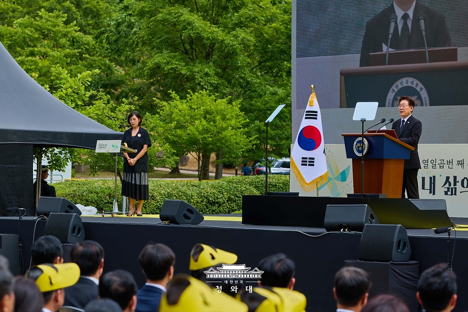 이재명 대통령이 5월 23일 경남 김해 봉하마을에서 열린 고 노무현 전 대통령 서거 17주기 추도식에서 추도사를 하고 있다.