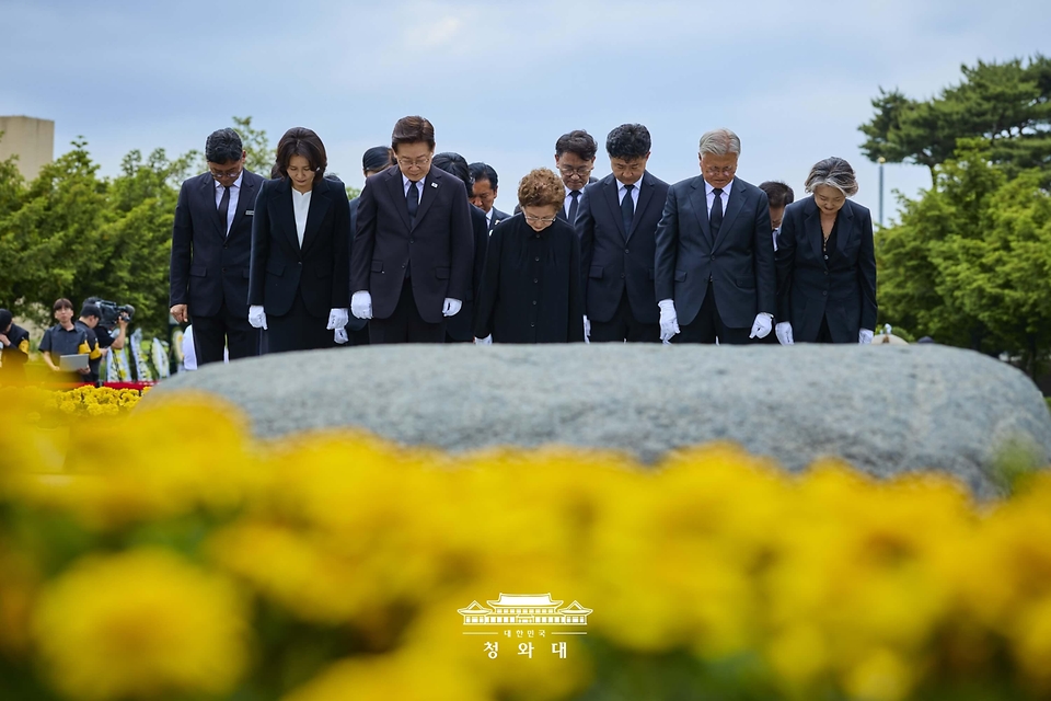 이재명 대통령과 부인 김혜경 여사가 5월 23일 경남 김해시 봉하마을에서 열린 고 노무현 전 대통령 서거 17주기 추도식에 참석해 권양숙 여사, 문재인 대통령 등 내빈들과 노 전 대통령의 묘소를 찾아 묵념하고 있다.