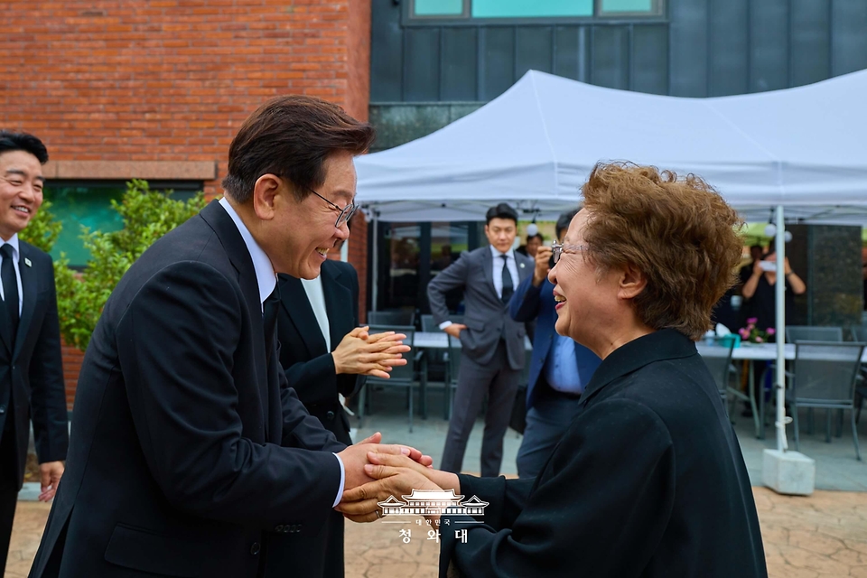 이재명 대통령이 5월 23일 경남 김해 봉하마을 고 노무현 전 대통령 사저에서 권양숙 여사와 인사하고 있다.