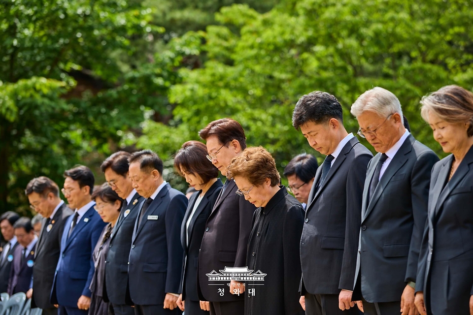 이재명 대통령과 부인 김혜경 여사가 5월 23일 경남 김해시 봉하마을에서 열린 고 노무현 전 대통령 서거 17주기 추도식에 참석해 권양숙 여사, 문재인 대통령 등 내빈들과 노 전 대통령의 묘소를 찾아 묵념하고 있다.
