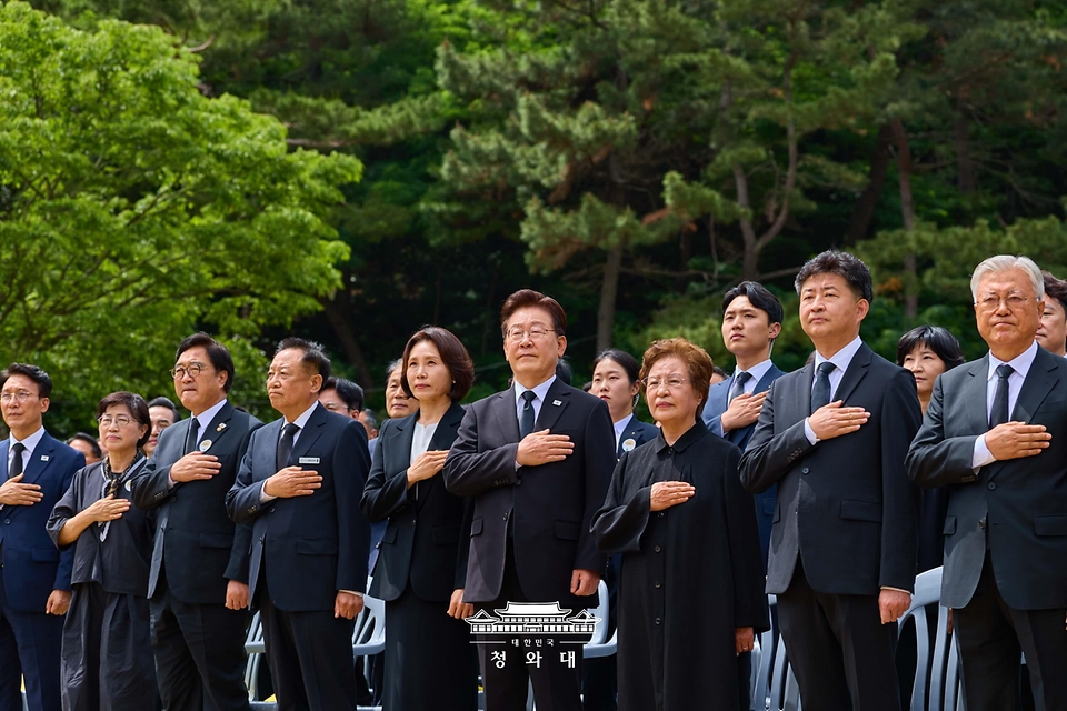이재명 대통령 부부, 권양숙 여사, 문재인 전 대통령 부부를 비롯한 참석자들이 5월 23일 경남 김해 봉하마을에서 열린 고 노무현 전 대통령 서거 17주기 추도식에서 국민의례를 하고 있다.